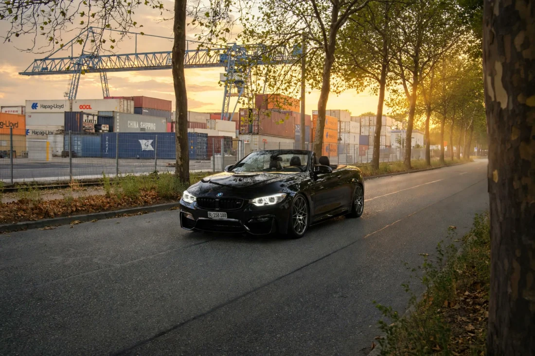 M4 driving away down the avenue
